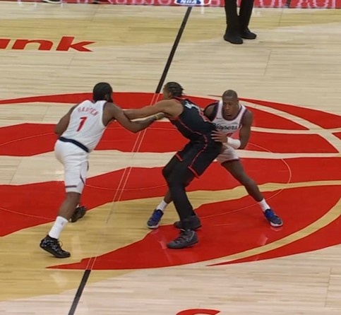 英雄联盟世界赛官网入口-关键球！邓恩掩护撞到巴恩斯&amp;裁判吹掩护犯规 快船挑战失败