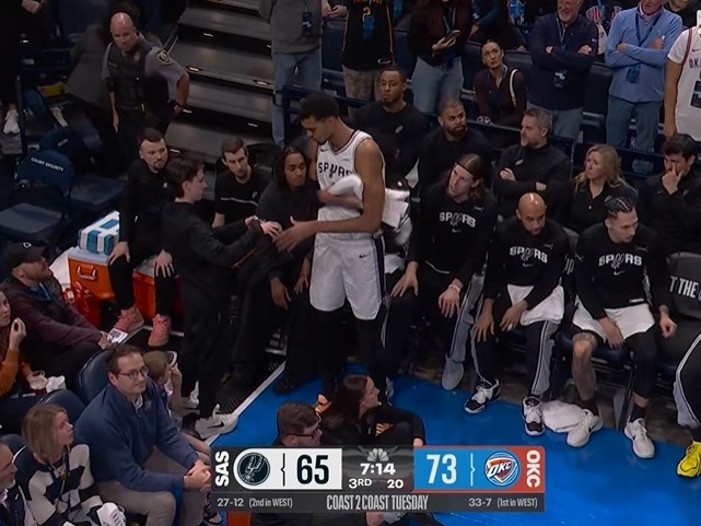 本场第二次！SGA突破动作过大吃进攻犯规 文班倒地捂膝盖下场休息